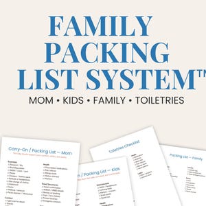 Może przedstawiać: Jasne beżowe tło z niebieskim tekstem "FAMILY PACKING LIST SYSTEM". Poniżej czarnymi literami słowa "MOM • KIDS • FAMILY • TOILETRIES". Widoczne są wydruki kilku list pakowania.