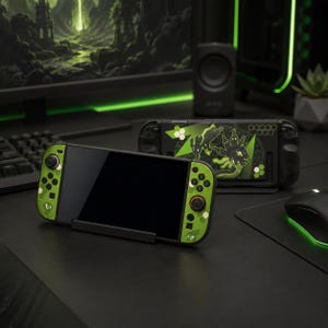 Peut inclure: Une console de jeu verte et noire avec un écran noir est posée sur un bureau noir. La console présente des détails verts de style camouflage et un motif graphique au dos. Une souris et un clavier noirs sont également visibles.