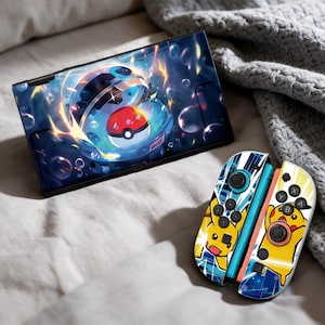 Może przedstawiać: Konsola Nintendo Switch i kontrolery Joy-Con z motywem Pokémon. Konsola ma niebiesko-białą grafikę Poké Ball. Kontrolery Joy-Con są ozdobione ilustracjami Pikachu i geometrycznymi wzorami.