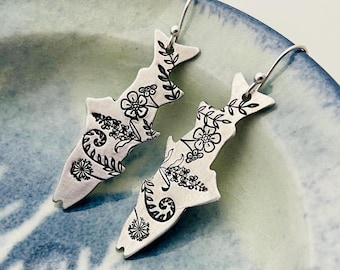 Pendientes de salmón con flores silvestres, joyería inspirada en la naturaleza, regalo para pescadores, helecho, epilobio y nomeolvides.