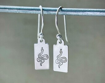 Pendientes de serpiente de plata de ley, joyería minimalista inspirada en la naturaleza grabada a mano.