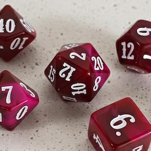 Set di dadi D&D color ciliegia bordeaux intenso / Set di dadi poliedrici da 7 pezzi / Accessori per giochi di ruolo D20 Dungeons and Dragons / Regalo di dadi D&D per DM