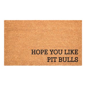 Peut inclure: Un paillasson rectangulaire avec une surface texturée brun clair. Le texte noir indique "HOPE YOU LIKE PIT BULLS". Ce paillasson est conçu pour une entrée de maison.