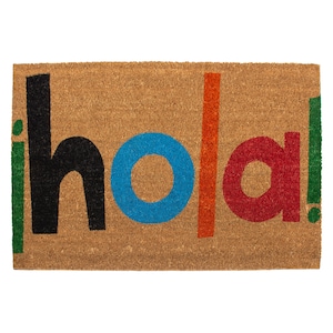 Puede incluir: Una alfombra de puerta rectangular hecha de fibra de coco natural. La palabra "hola!" se muestra en letras grandes y coloridas: negro, azul, naranja y rojo. Los signos de exclamación son verdes. La alfombra está diseñada para dar la bienvenida a los invitados.