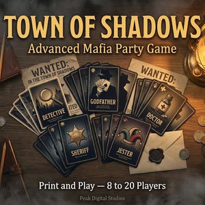 Może przedstawiać: Gra karciana "Town of Shadows" z kartami postaci takimi jak Detektyw, Ojciec Chrzestny i Doktor. Gra jest reklamowana jako "Print and Play - 8 do 20 graczy". Obraz ma styl vintage, z latarnią, monetami i zegarkiem kieszonkowym.