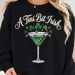 En liten bit irländsk Patricks Day rolig irländsk dryckes-PNG | En liten bit irländsk PNG, St Patricks Day-tröjadesign, söt shamrockfestgrafik