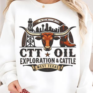 Może przedstawiać: Biała bluza z nadrukiem przedstawiającym długorogiego bydła, kowbojski but, wieżę wiertniczą i panoramę miasta. Projekt zawiera napis "CTT OIL EXPLORATION & CATTLE WEST TEXAS" w okrągłym emblemacie.