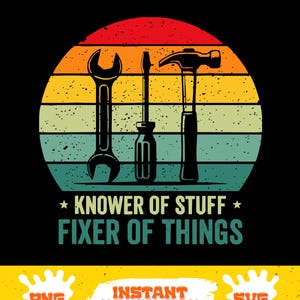 Puede incluir: Diseño gráfico negro con una llave inglesa, un destornillador y un martillo silueteados contra una puesta de sol retro. El texto dice "Knower of Stuff, Fixer of Things". El diseño incluye opciones de archivos PNG y SVG.