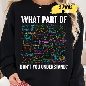 Könnte beinhalten: Schwarzes Sweatshirt mit dem Text "WHAT PART OF DON'T YOU UNDERSTAND?" und bunten mathematischen Gleichungen und Diagrammen. Das Sweatshirt hat einen Rundhalsausschnitt und lange Ärmel. Eine goldene Halskette ist ebenfalls zu sehen.