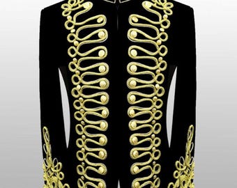 Giacca da ussaro in velluto nero da uomo con fascia militare intrecciata in oro, da parata