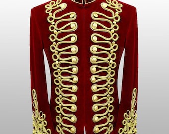 Giacca da ussaro in velluto rosso da uomo con fascia militare intrecciata in oro, cappotto da parata