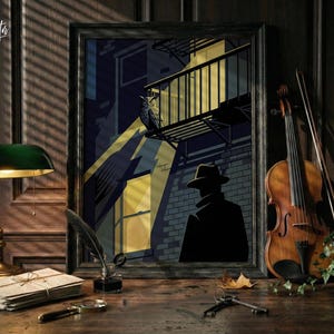 Puede incluir: Una impresión artística enmarcada que representa una escena de cine negro con una figura silueteada con sombrero, un edificio con escalera de incendios y un búho. Un violín, una lámpara y otros objetos están sobre un escritorio de madera.