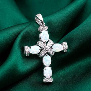 Oval eldopal & diamant religiöst korshänge 14K guldpläterat silver unisex ornamentsmycken