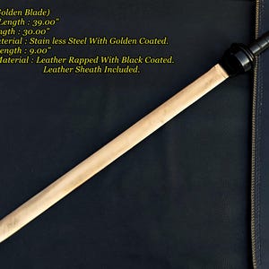 Puede incluir: Espada con hoja dorada, longitud total 99 cm. La hoja mide 76 cm, de acero inoxidable con revestimiento dorado. El mango de 23 cm está envuelto en cuero negro. Funda de cuero incluida.