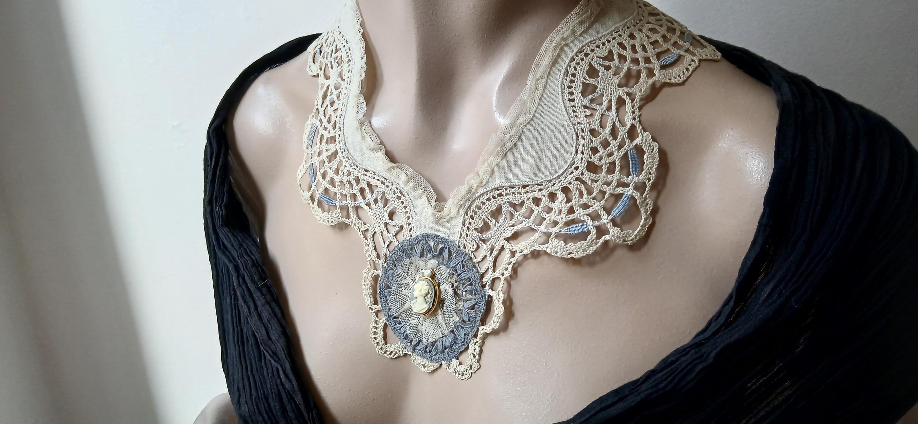 Collier Plastron Vintage Années 60/70 Style Ethnique - En Résine Noire Et Perles - Occasion