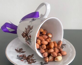 Comedero para pájaros vintage reciclado con forma de taza de té y hojas de otoño