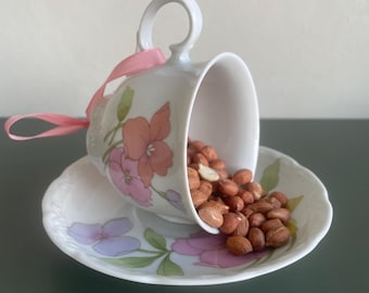 Comedero para pájaros vintage reciclado con forma de taza de té / Diseño floral vintage colorido