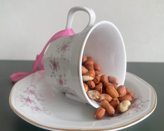 Comedero para pájaros vintage reciclado en forma de taza de té / Delicado diseño floral rosa