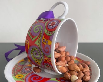 Comedero para pájaros vintage reciclado en forma de taza de té / Motivo retro multicolor