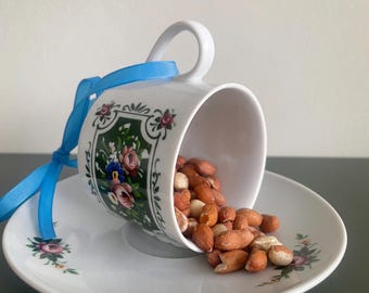 Comedero para pájaros vintage reciclado con forma de taza de té / Motivo floral bávaro