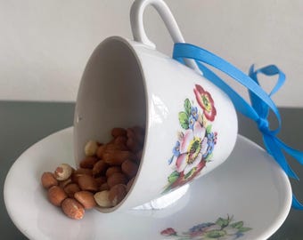 Comedero para pájaros vintage reciclado con forma de taza de té / Diseño floral colorido