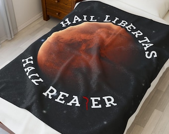 Op de afbeelding: Een zwarte deken met een gedetailleerde afbeelding van Mars in rood en oranje. Witte tekst luidt "HAIL LIBERTAS" en "HAIL REAPER". De deken ligt op een bed met een wit kussen.