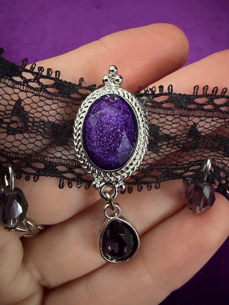 Collana girocollo con frange di cristallo viola, collana vittoriana in pizzo nero, regalo romantico e tenebroso per lei immagine 4