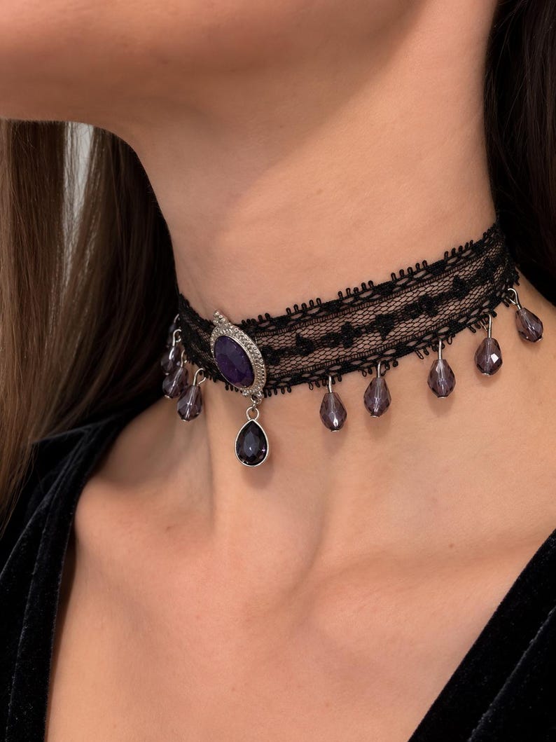 Collana girocollo con frange di cristallo viola, collana vittoriana in pizzo nero, regalo romantico e tenebroso per lei immagine 2
