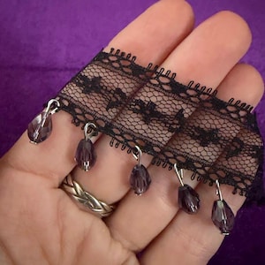 Collana girocollo con frange di cristallo viola, collana vittoriana in pizzo nero, regalo romantico e tenebroso per lei immagine 6
