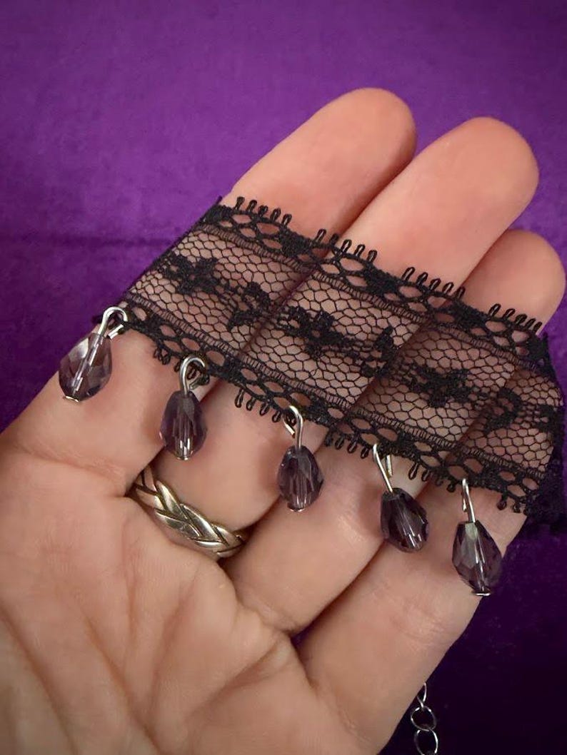 Collana girocollo con frange di cristallo viola, collana vittoriana in pizzo nero, regalo romantico e tenebroso per lei immagine 6