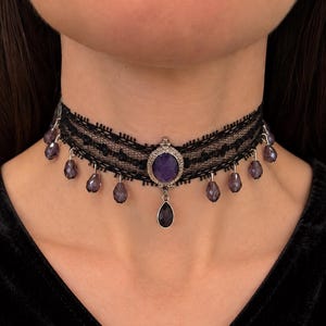 Collana girocollo con frange di cristallo viola, collana vittoriana in pizzo nero, regalo romantico e tenebroso per lei immagine 1