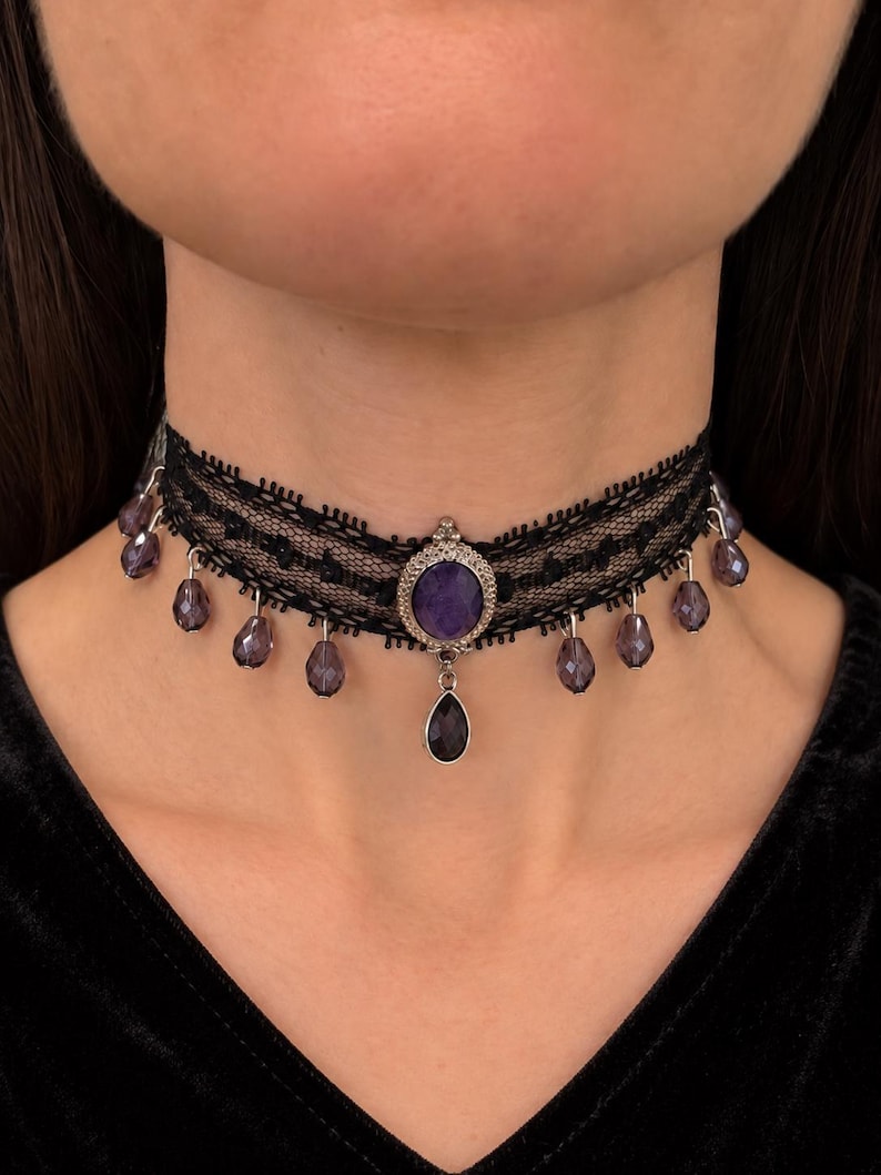 Collana girocollo con frange di cristallo viola, collana vittoriana in pizzo nero, regalo romantico e tenebroso per lei immagine 1