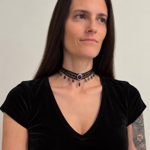 Collana girocollo con frange di cristallo viola, collana vittoriana in pizzo nero, regalo romantico e tenebroso per lei immagine 3