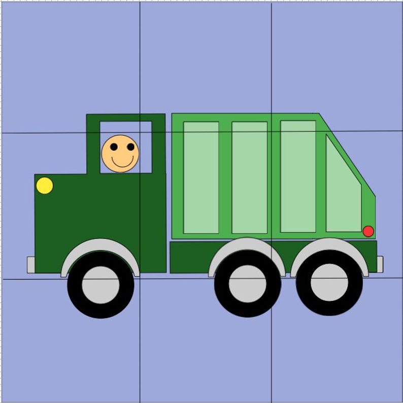 Pu&ograve; includere: Un camion della spazzatura verde dei cartoni animati con una faccia sorridente nel sedile del conducente. Il camion ha grandi ruote nere, un faro giallo e un fanale posteriore rosso. Lo sfondo &egrave; azzurro.