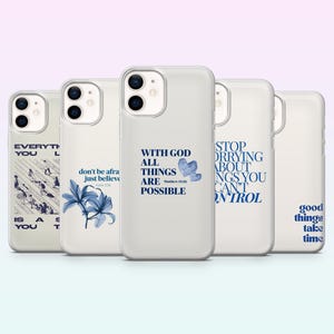 Peut inclure: Cinq coques de téléphone blanches avec des citations inspirantes bleues. Les coques présentent des phrases telles que "Avec Dieu, tout est possible" et des motifs floraux et de papillons.