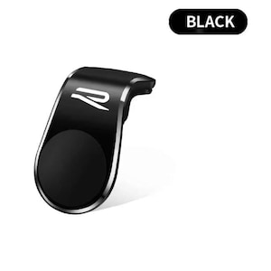 以下が含まれることがあります： 磁気ベースを備えた黒い車の電話マウント。マウントは、シルバーのトリムと円形の磁気領域を備えた湾曲したデザインです。「BLACK」という単語がマウントの上にある黒い長方形に表示されます。