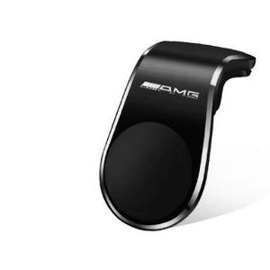 Puede incluir: Soporte negro para teléfono de coche con borde plateado y base magnética circular. El soporte presenta el logotipo AMG en letras plateadas. El diseño es elegante y moderno, adecuado para varios interiores de automóviles.
