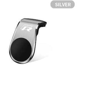 以下が含まれることがあります： 黒い円形パッドが付いたシルバーのカーフォンマウント。マウントは湾曲したデザインで、白いフォントで文字「R」が特徴です。「SILVER」という単語は、右上隅の灰色の長方形にあります。