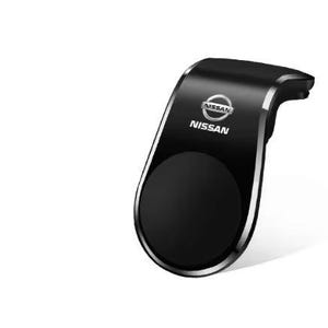 Puede incluir: Soporte negro para teléfono de coche con el logotipo de Nissan. El soporte tiene una base magnética circular y un diseño curvo con un borde plateado. El logotipo de Nissan es plateado y blanco.