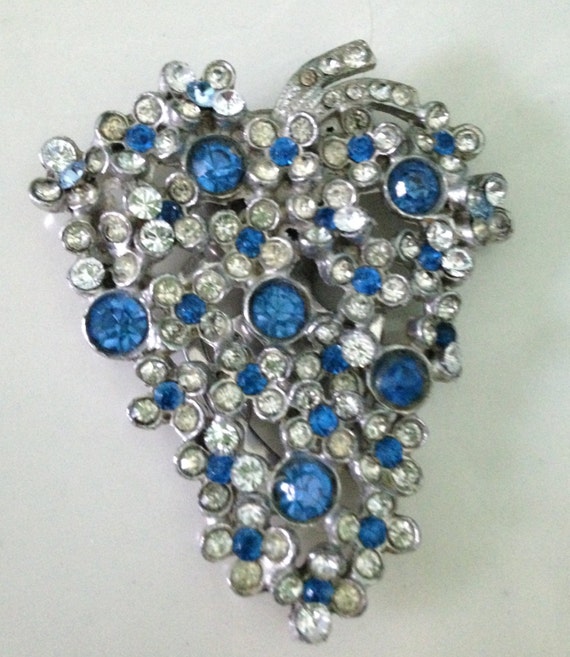 1930's Ice Blue Rhinestone Dress Clip, Leaf Desig… - image 3