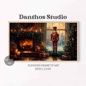 以下が含まれることがあります： クリスマスのシーンを描いた、額入りのデジタルアートプリント。暖炉と燃える火、くるみ割り人形の兵士、クリスマスツリーが描かれています。「Danthos Studio」と「TV ART 4K」の文字が見えます。