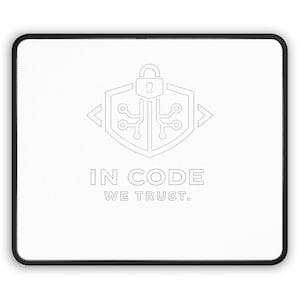 Può includere: Tappetino per mouse rettangolare bianco con bordo cucito nero. Il design presenta uno scudo con un lucchetto e una grafica di circuito stampato, e il testo "IN CODE WE TRUST."