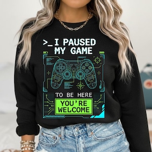 Puede incluir: Un letrero de madera rústica con el texto "Welcome to our home" en letras blancas. El letrero presenta un acabado envejecido y un diseño simple y acogedor, perfecto para la decoración de la entrada.