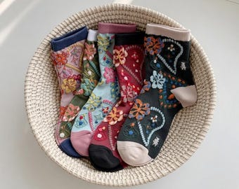 Calcetines vintage de media pantorrilla con estampado floral de algodón. Un regalo acogedor para otoño e invierno.