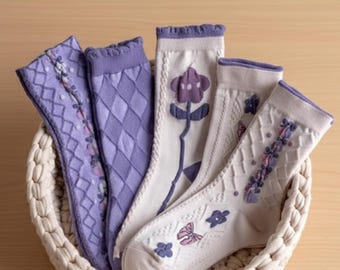 Calcetines románticos con flores moradas para mujer / Calcetines de media pantorrilla con diseño botánico fresco / Tejido suave para uso diario / Estampado floral delicado