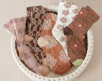 Calcetines de caña alta con estampado floral en relieve / Tejido de punto texturizado vintage, estilo primavera-verano