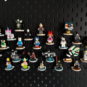 Könnte beinhalten: Set aus drei Keramikbechern mit gesprenkelter, matter Oberfläche. Die Becher sind in Creme-, Hellgrau- und Dunkelgrautönen gehalten. Jede Tasse hat ein schlichtes, minimalistisches Design.