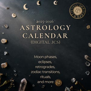 Op de afbeelding: Donkere achtergrond met de tekst "2025-2026 ASTROLOGY CALENDAR (DIGITAL .ICS)". De afbeelding bevat maanfasen, eclipsen, retrogrades, dierenriemovergangen, rituelen en meer. Decoratieve elementen zijn halve manen, kristallen en kleine ronde medaillons.