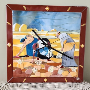 Könnte beinhalten: Eine quadratische Wanduhr mit einem Mosaik-Kunstwerk, das Figuren bei der Feldarbeit zeigt. Die Uhr hat einen dunkelroten Rahmen mit goldenen Akzenten, schwarze Zeiger und eine Glasoberfläche in gelben, blauen und braunen Farbtönen.