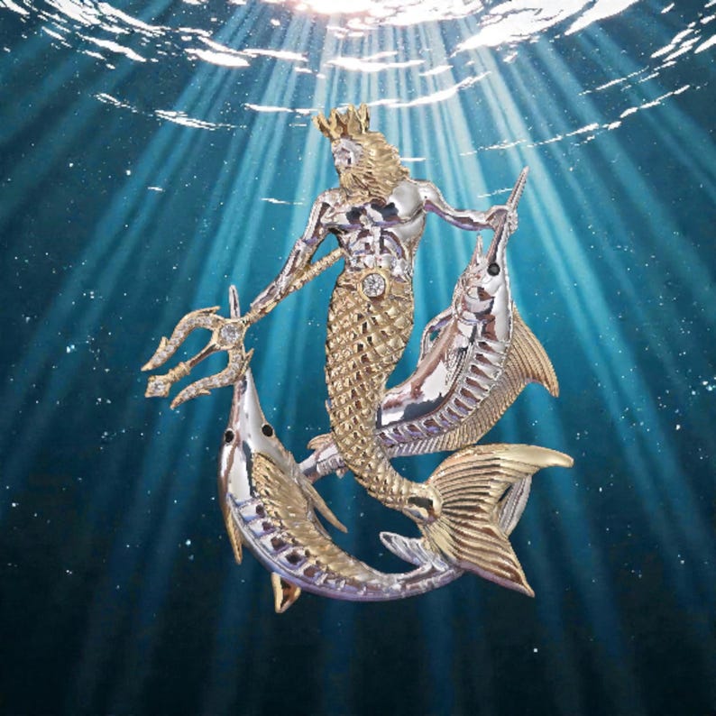 以下が含まれることがあります： 王冠をかぶり、三叉の槍と2匹の魚を持つ、2色の金属製のトリトンの詳細な彫刻。トリトンは金色の尾と胴体、銀色の腕と頭を持っています。魚は銀と金で、青い背景に配置されています。